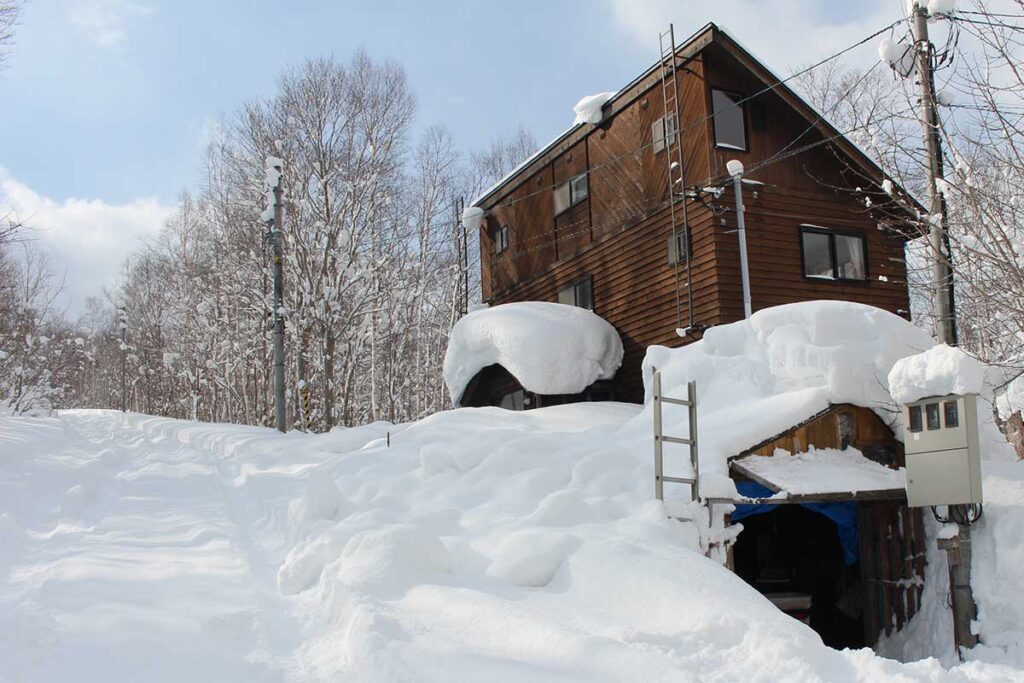 玄関が雪に埋もれた建物